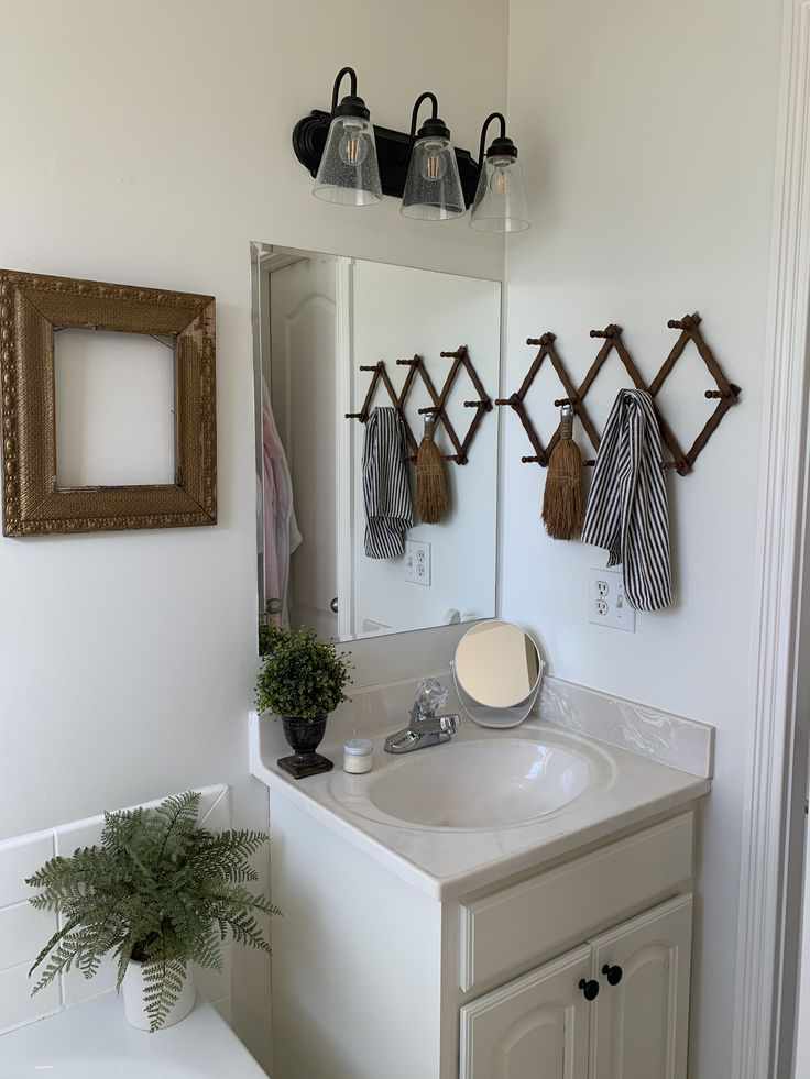 rustic-hooks-farmhouse-bathroom-decor-ideas