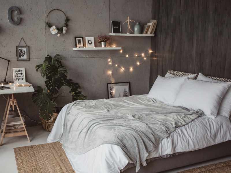 strings-lights-small-chic-bohemian-bedroom-ideas