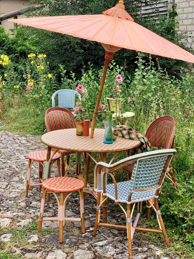 shade-umbrella-small-outdoor-dining-ideas