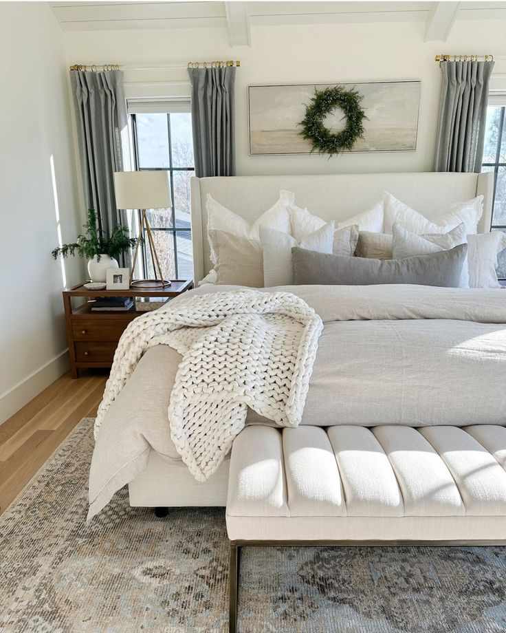 layered-bedding-small-coastal-bedroom-ideas