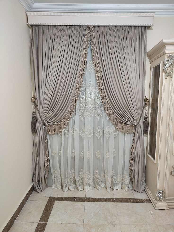 lace-curtains-33-cute-small-victorian-living-room-ideas