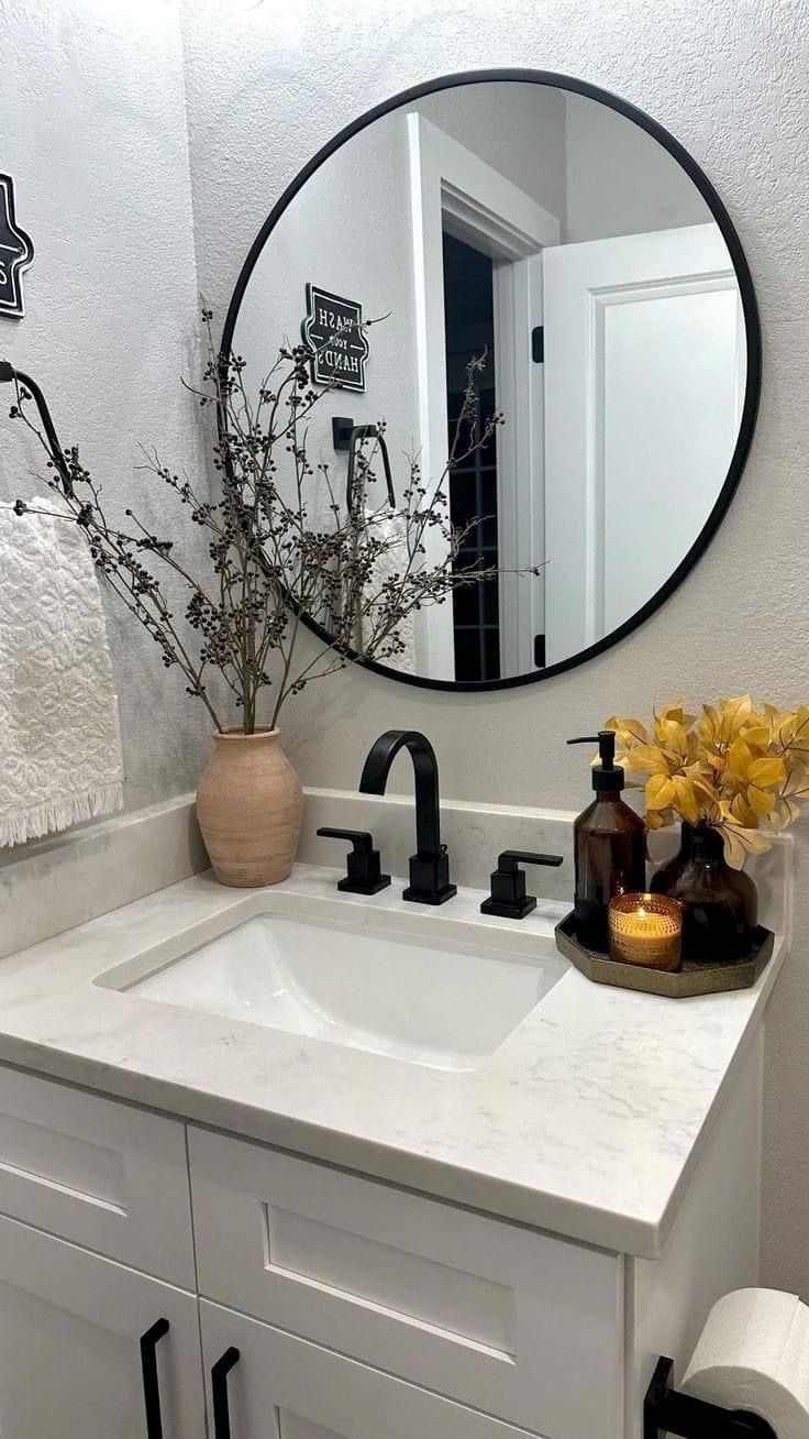 mirrored-accents-small-bathroom-counter-decor-ideas