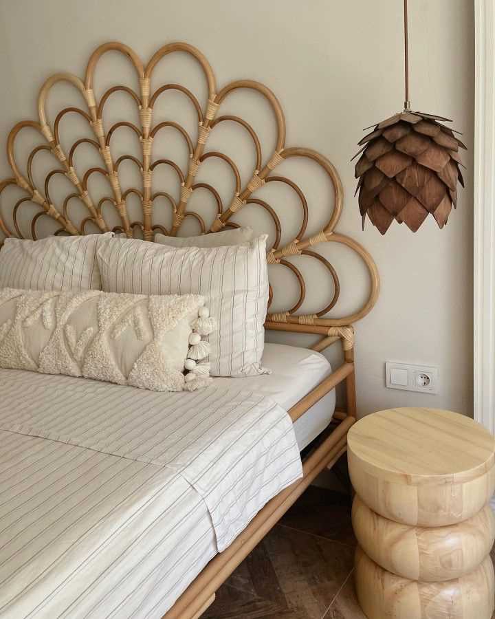 rattan-furniture-small-coastal-bedroom-ideas