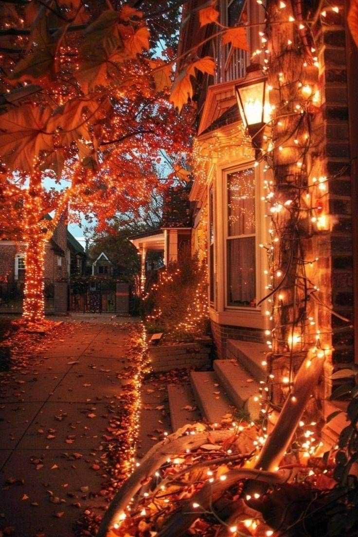 Warm-Twinkle-Lights-as-a-cozy-autumn-decoration-ideas-for-that-aesthetic-finish 