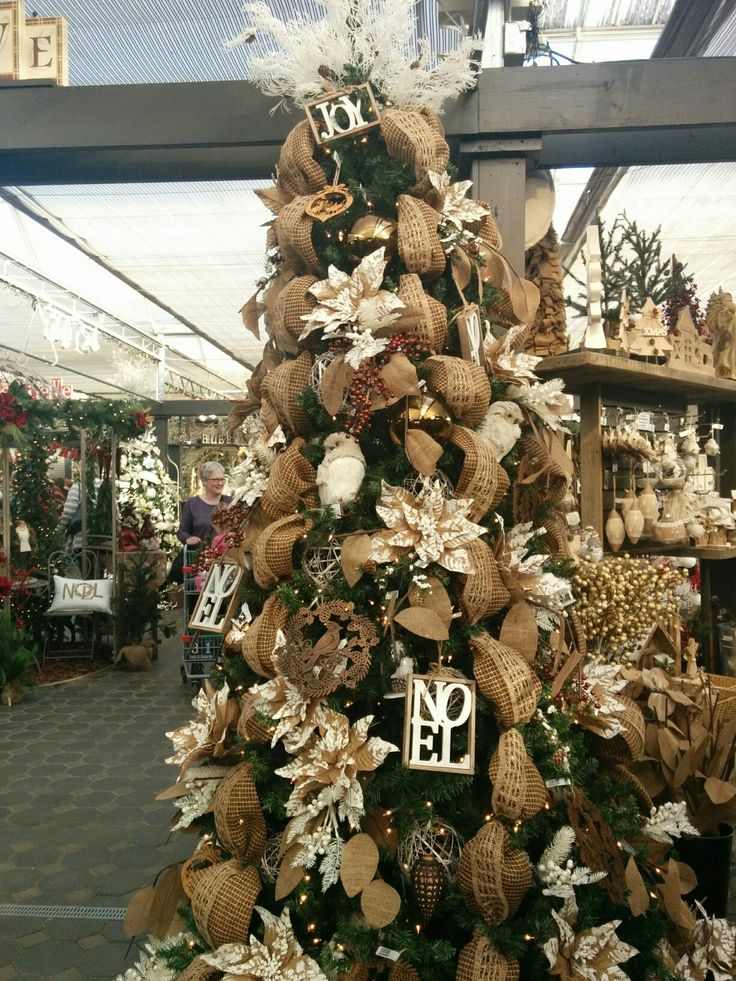 burlap-accents-cottage-christmas-decor-ideas