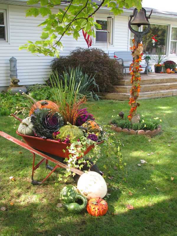 wheelbarrow-display-autumn-home-exterior-ideas