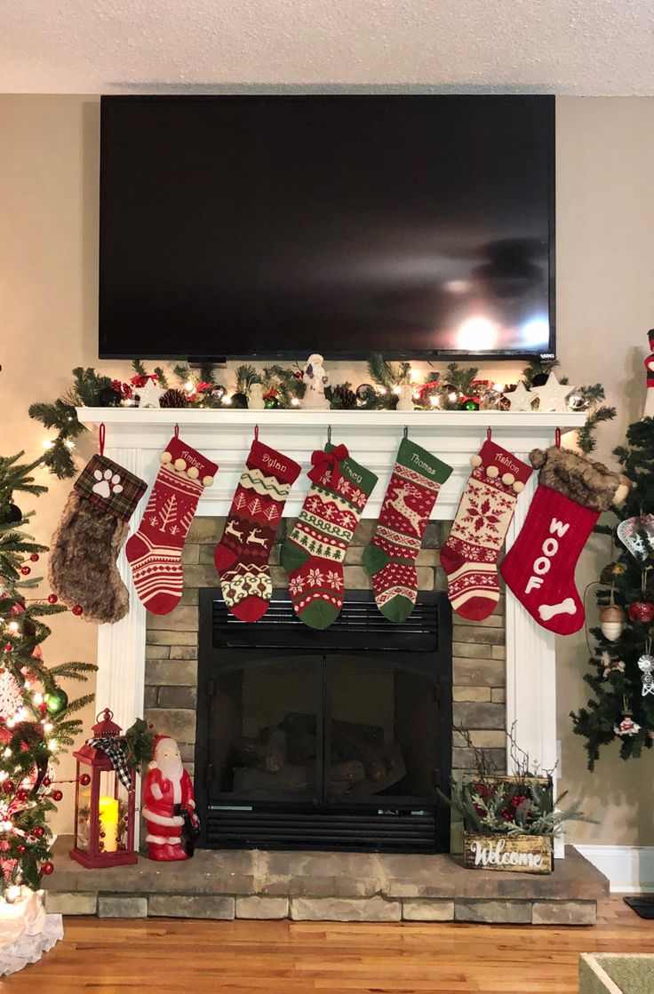 cozy-mantle-with-stockings