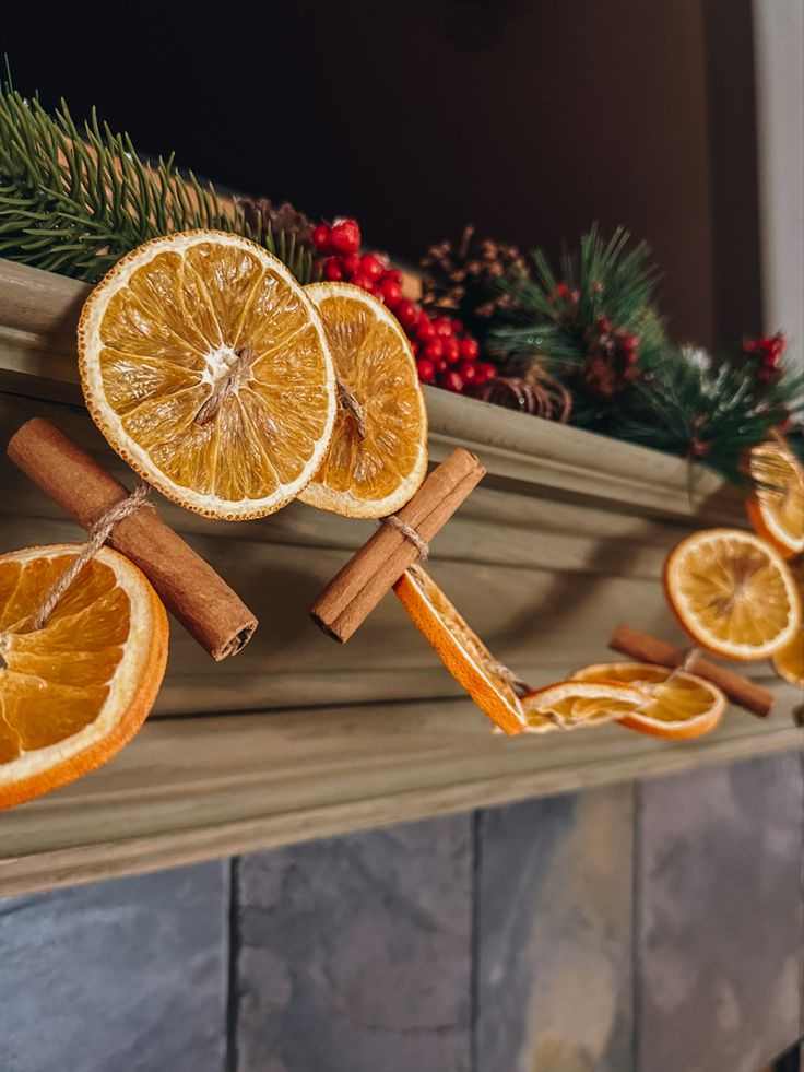 dried-orange-garlands-cottage-christmas-decor-ideas