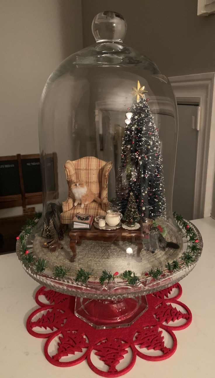 glass-cloche-with-ornaments-Christmas-centerpiece-diy-ideas