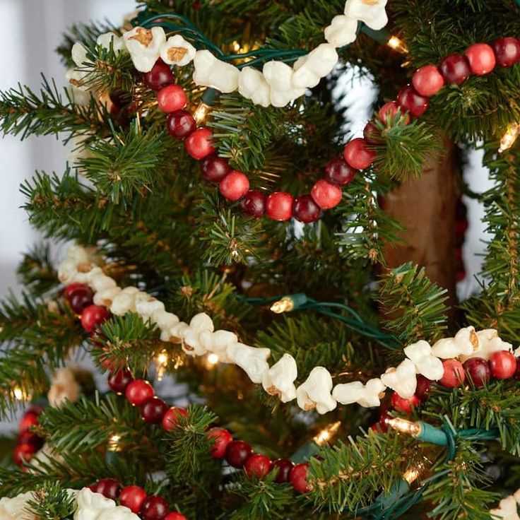 cranberry-and-popcorn-accents-natural-christmas-decor-ideas