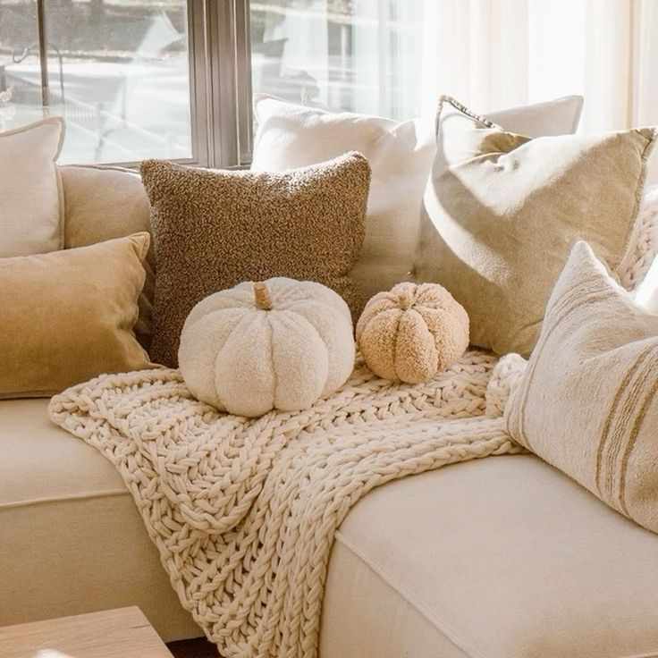 pumpkin-pillows-fall-room-decor-ideas