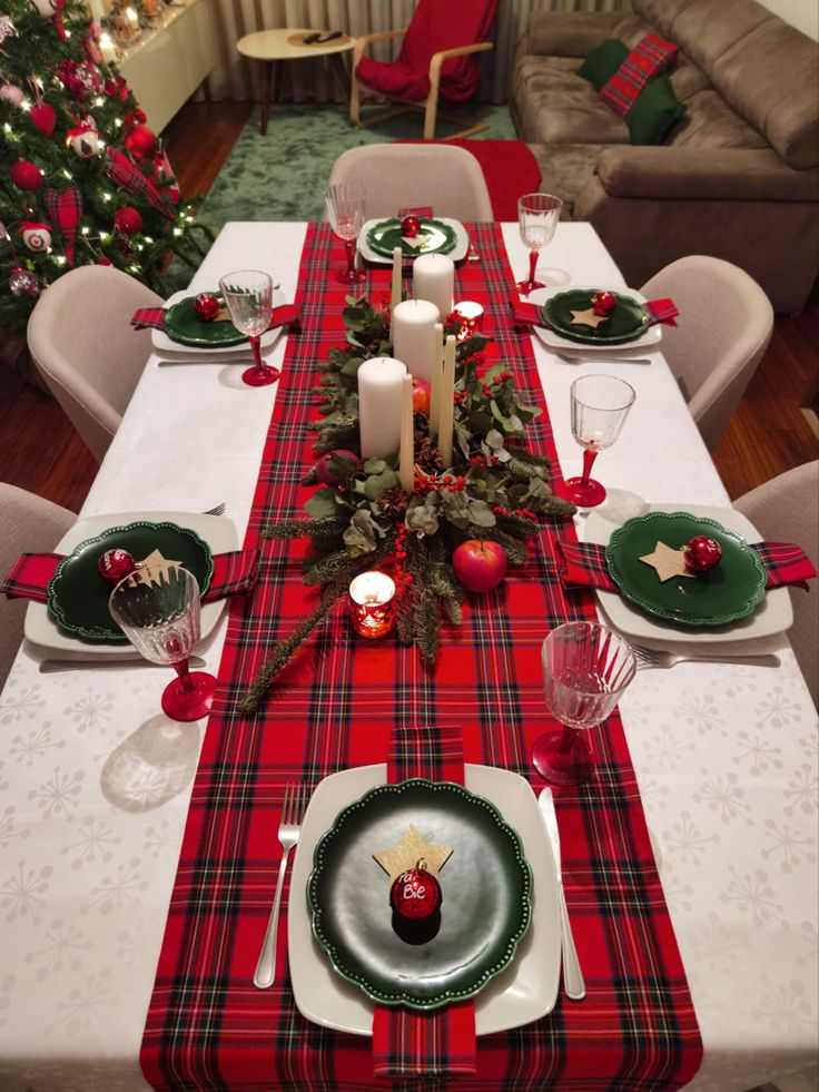 plaid-table-runner-christmas-aesthetic-decor