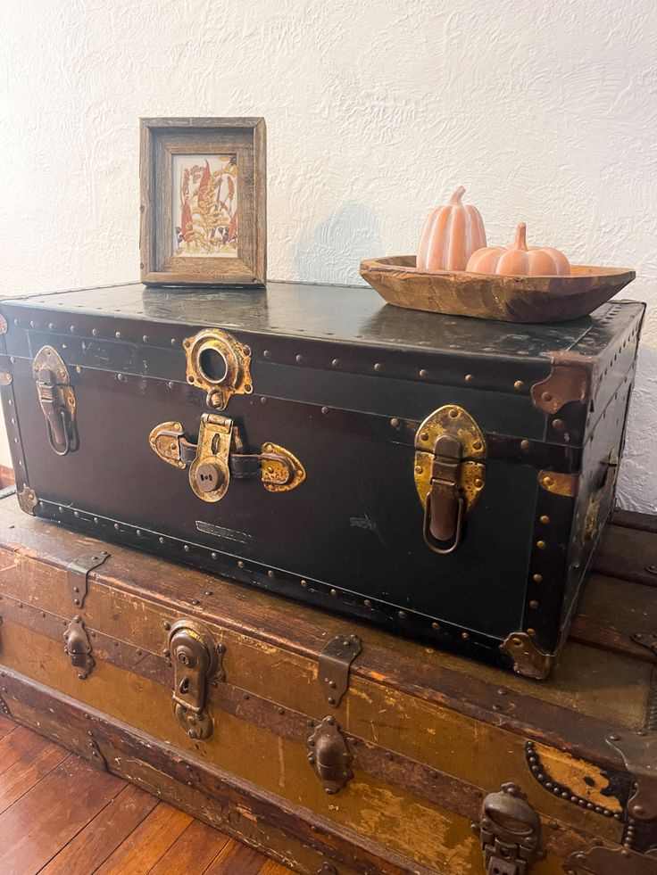 vintage-trunk-storage-fall-bedroom-decor-aesthetics