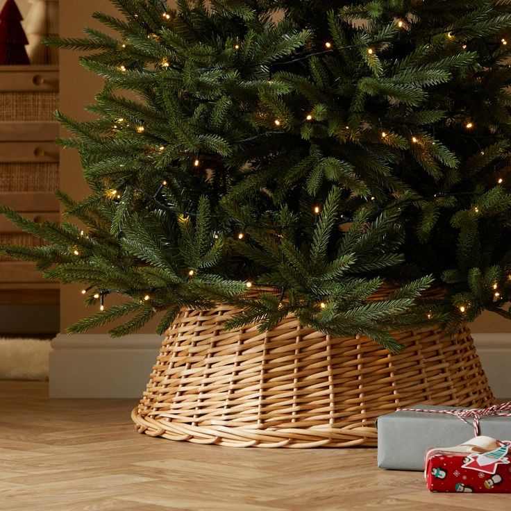 woven-basket-tree-collar-christmas-aesthetic-decor