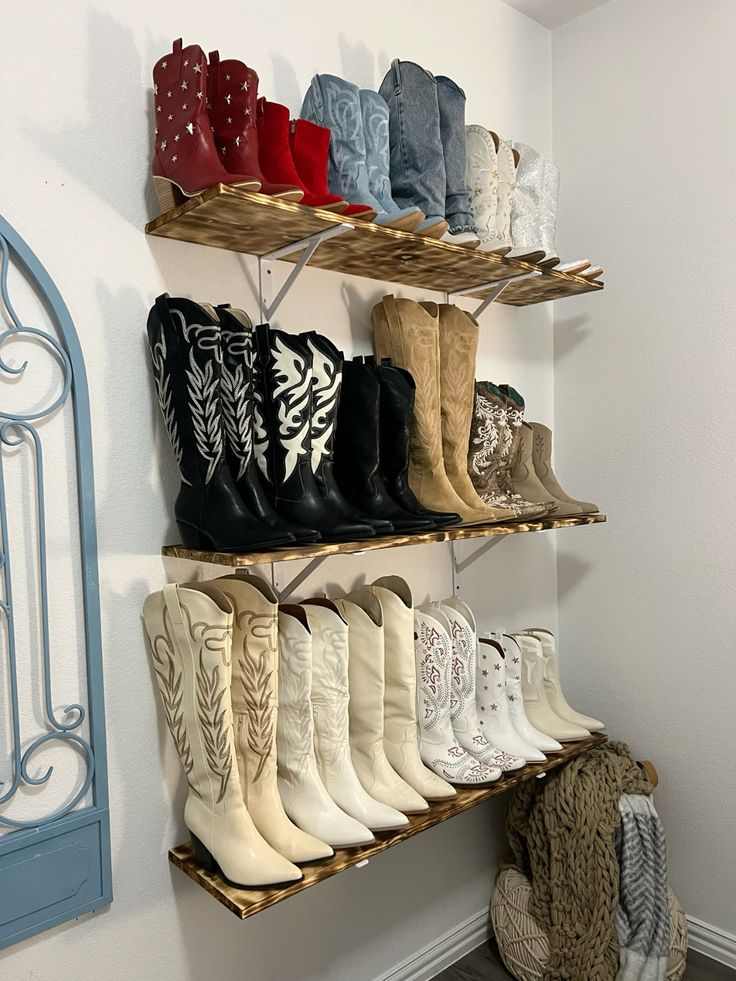 vintage-cowboy-boots-display-cowgirl-bedroom-decor-ideas