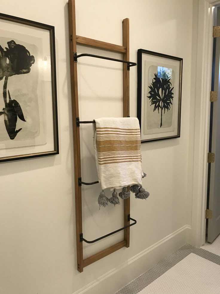 ladder-towel-rack-small-elegant-bathroom-decor