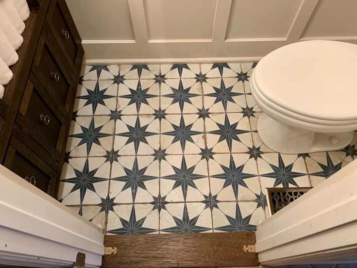 patterned-floor-tiles-small-elegant-bathroom-decor