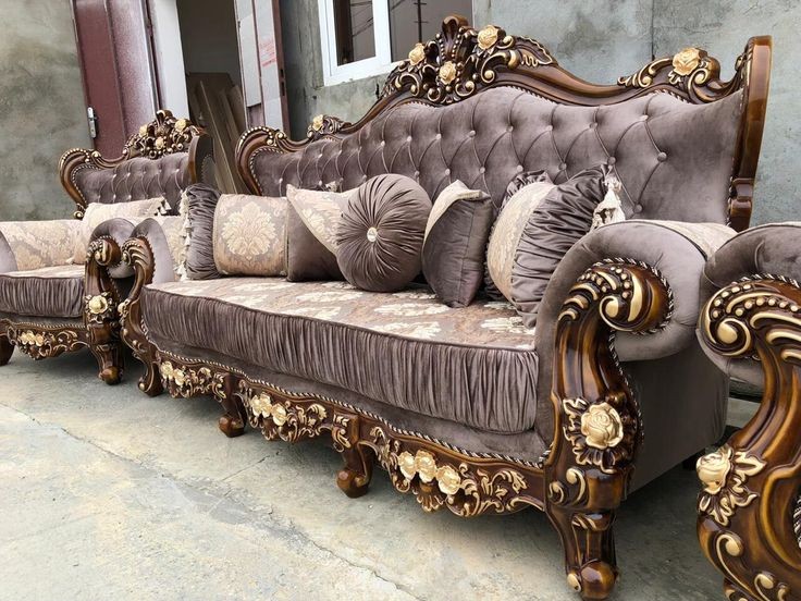 rich-wood-finishes-baroque-living-room-decor-ideas