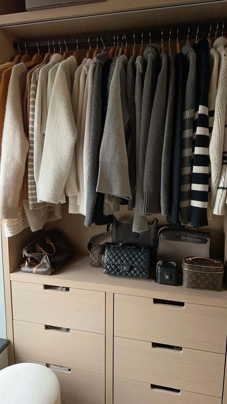 maximize-closet-space-with-hangers-decluttering-tips