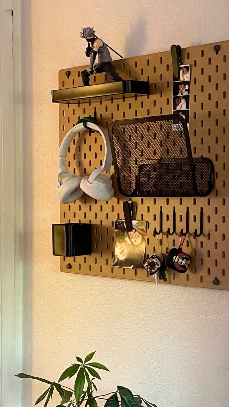 wall-mounted-pegboards