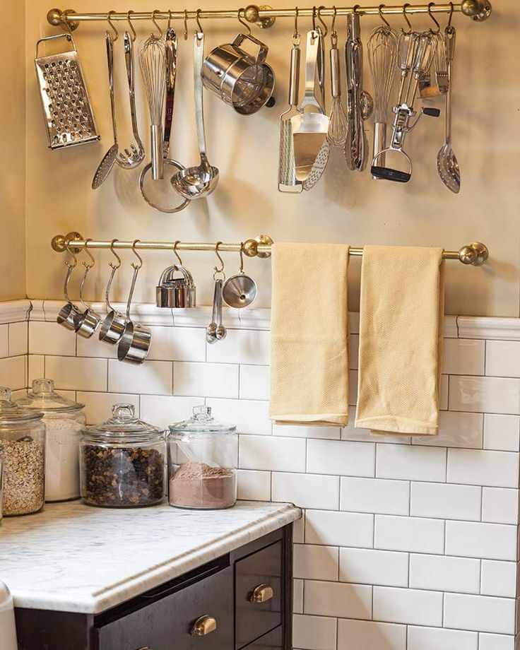 wall-mounted-hooks-and-rails-kitchen-decor-tips-to-maximize-spaces