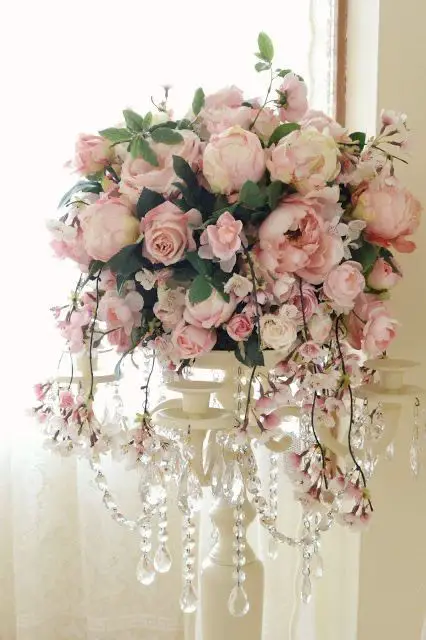 white-floral-centerpiece-with-pearls-easter-tablscape-ideas