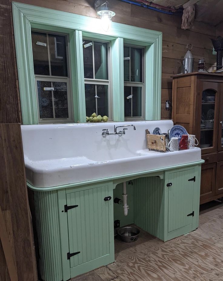 farmhouse-sink-with-traditional-detailing