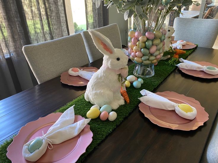 egg-decorated-table-runners-easter-table-setting-ideas