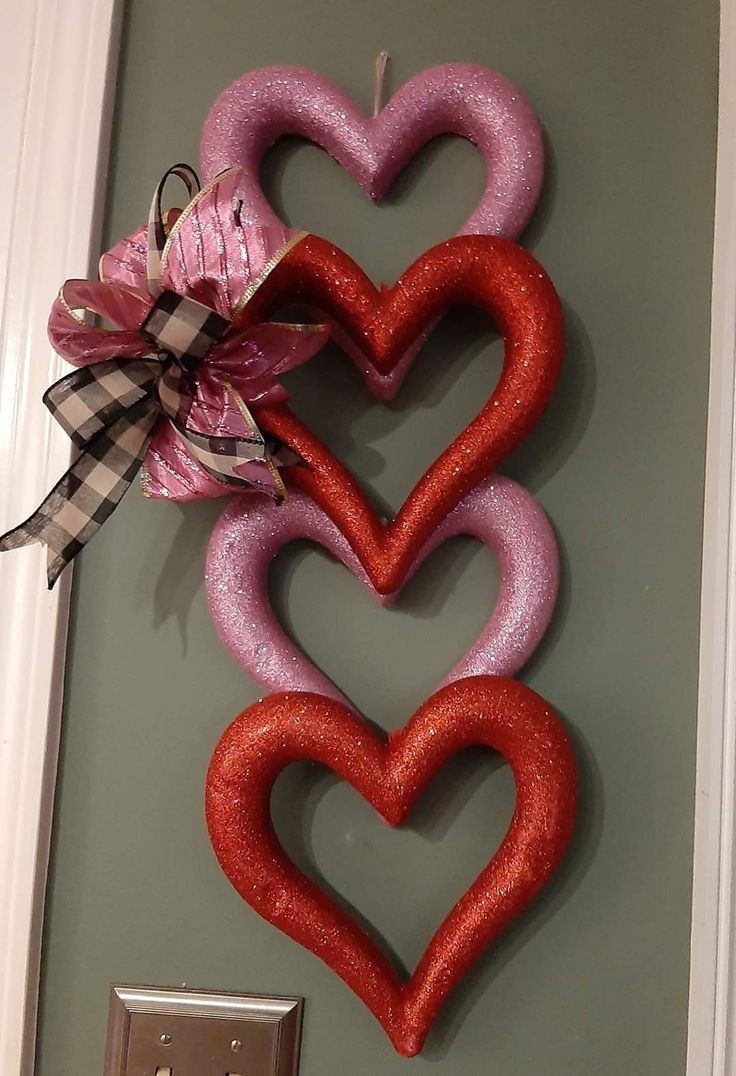 glittering-heart-window-hanging-valentine-door-decor-ideas