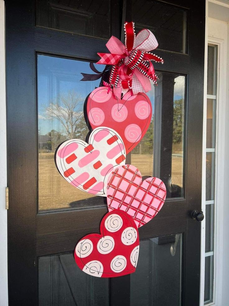 heart-shaped-door-cling-valentine-door-decor-ideas