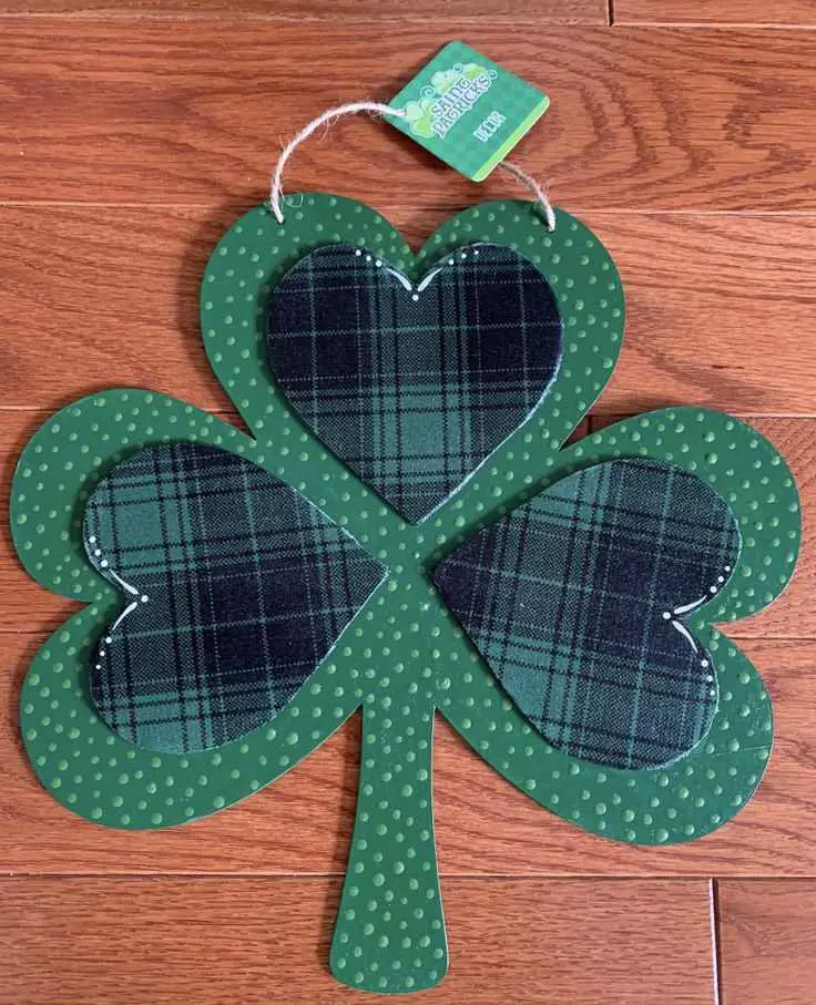 hanging-shamrock-wreath