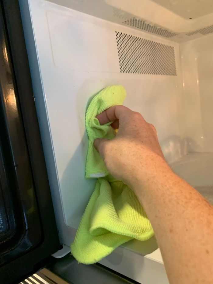 clean-microwave-with-vinegar-and-steam