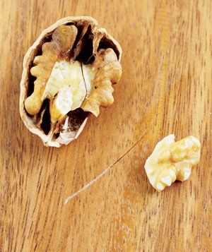 remove-scratches-with-a-walnut