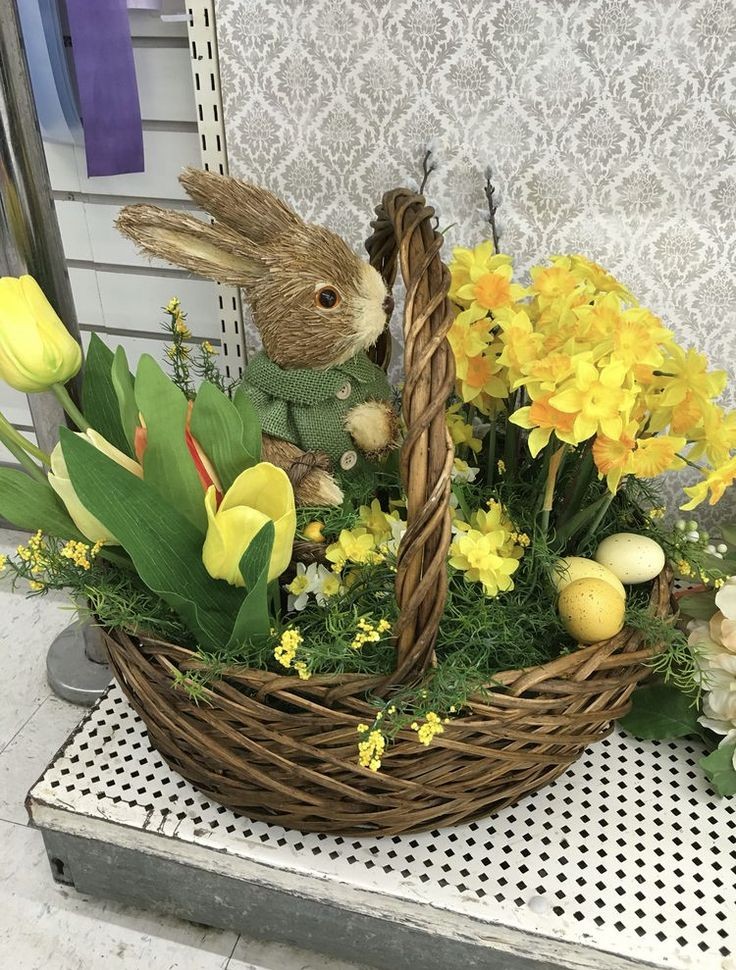 wooden-basket-centerpiece-with-faux-flowers