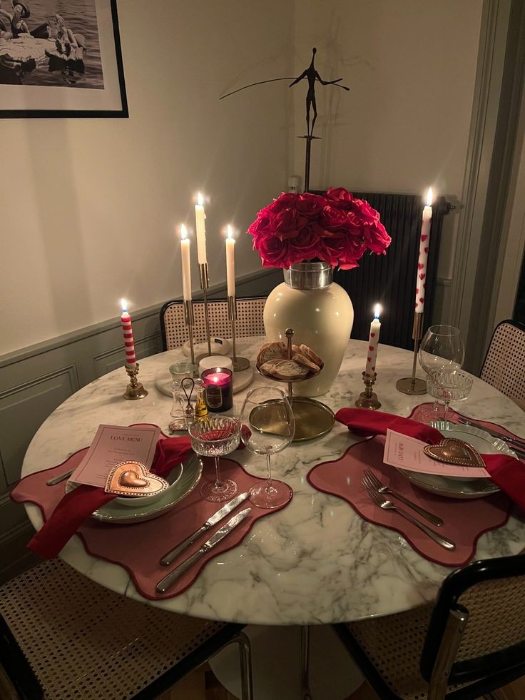 candlelit-ambiance-valentine's-day-decor-ideas