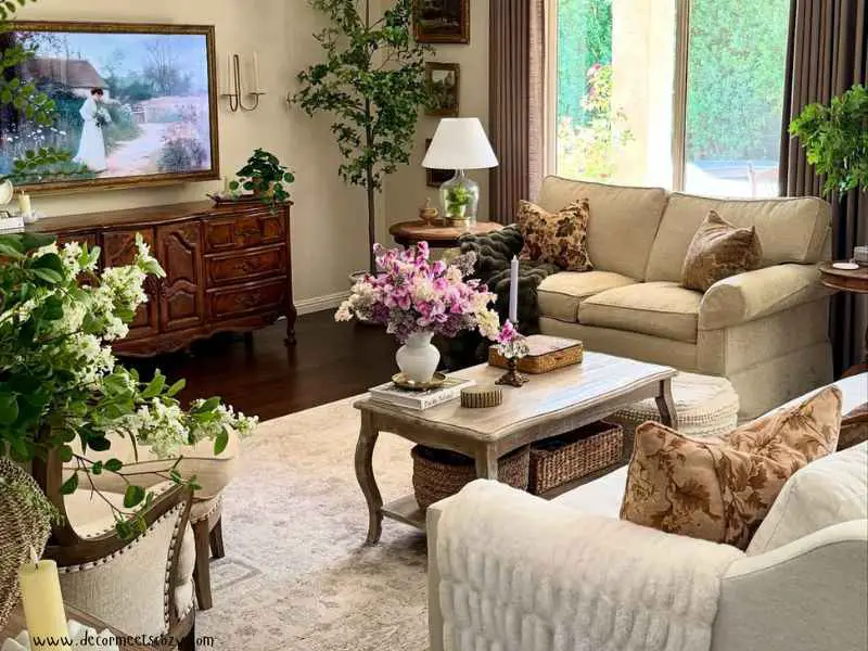 Transition- with -Hints- of -Greenery-festive-and-cozy-winter-decor-ideas