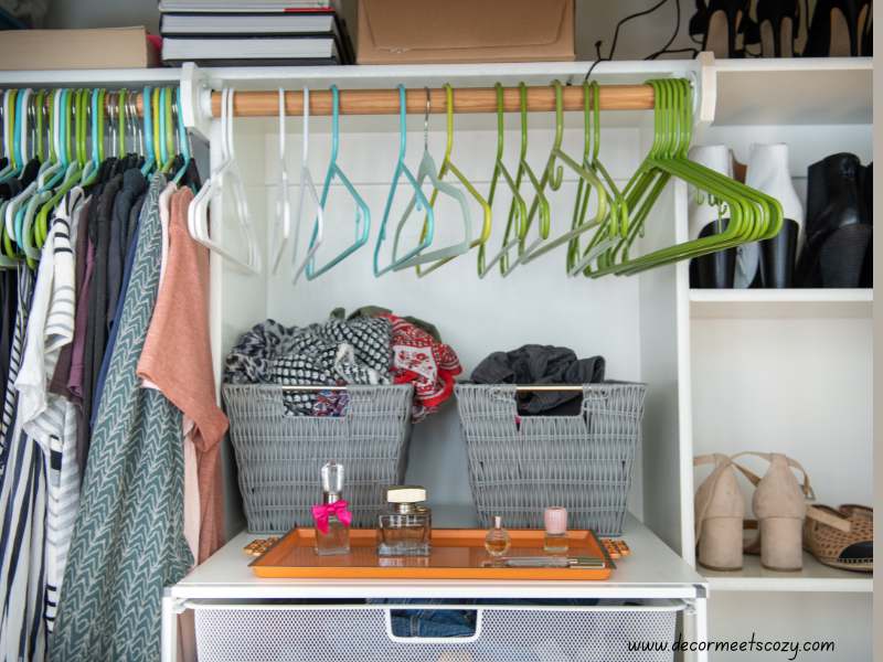 How-to-Organize-a-Wardrobe-Without-Hangers