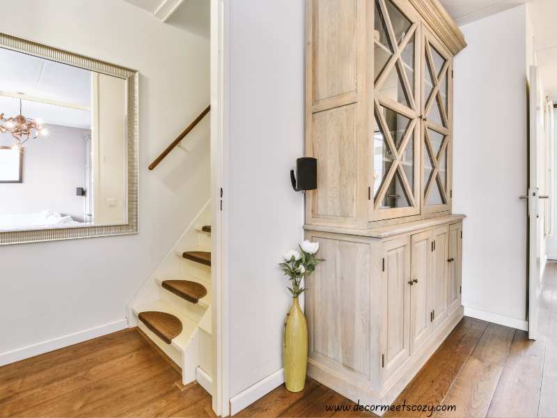Oversized -Mirror-on-staircase